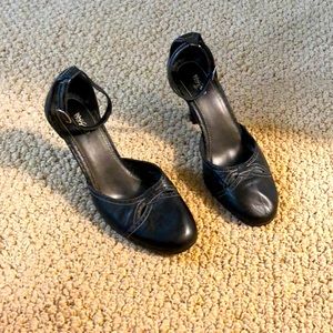 Ladies black heels size 6.5